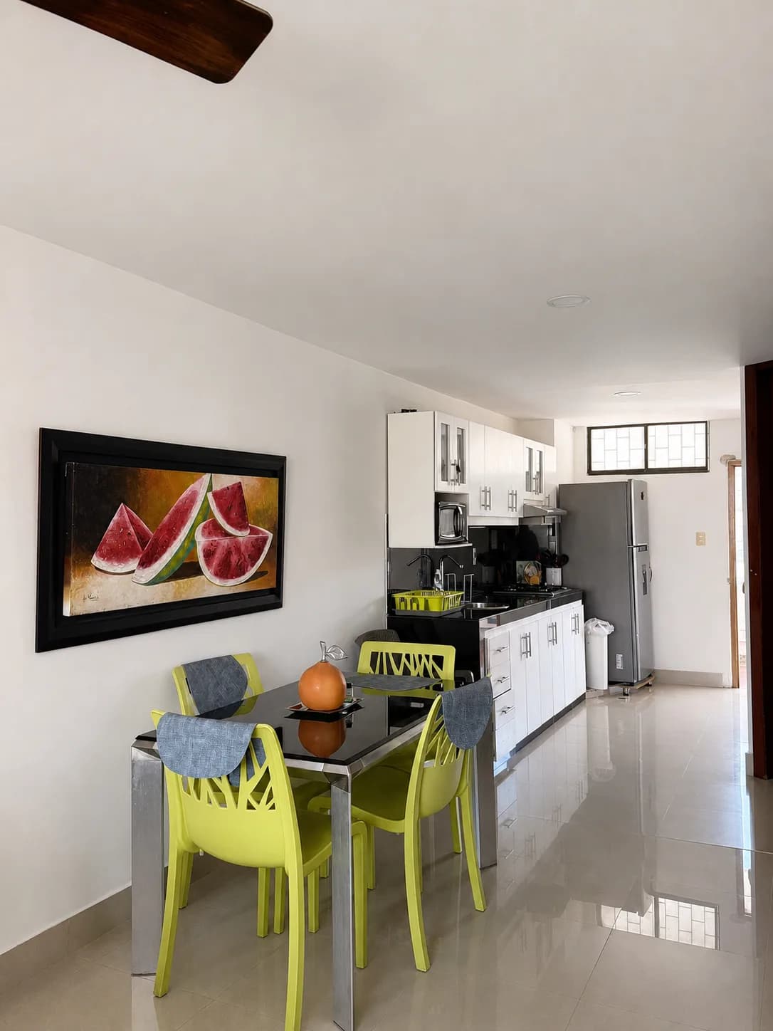 Cocina y comedor de Caribbean Coastal Apartment