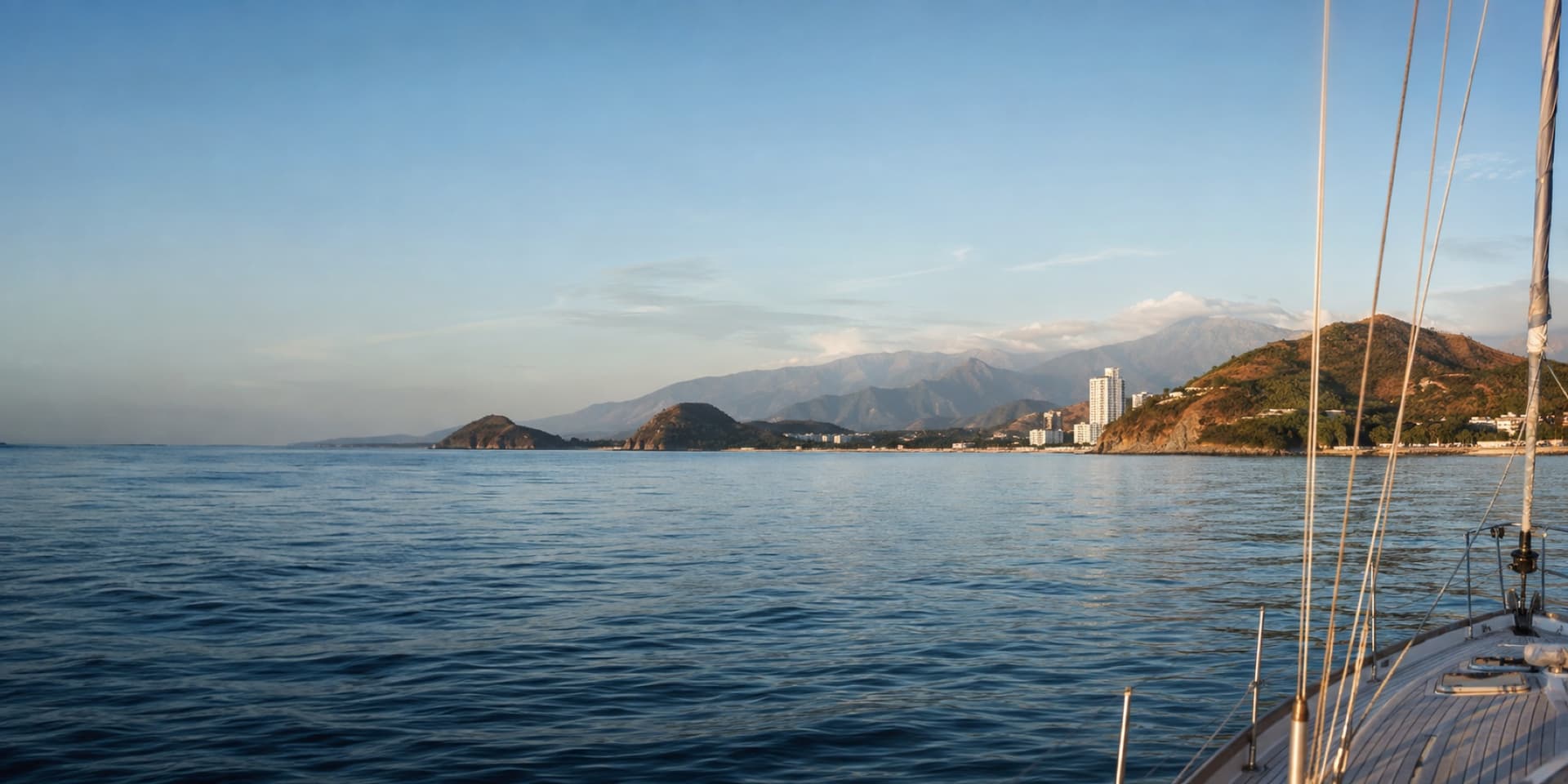 La costa Caribe de Santa Marta y la Sierra Nevada vistas desde el mar